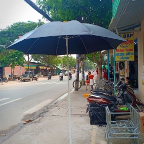 Dù che cafe ngoài đường