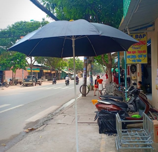 Dù che cafe ngoài đường